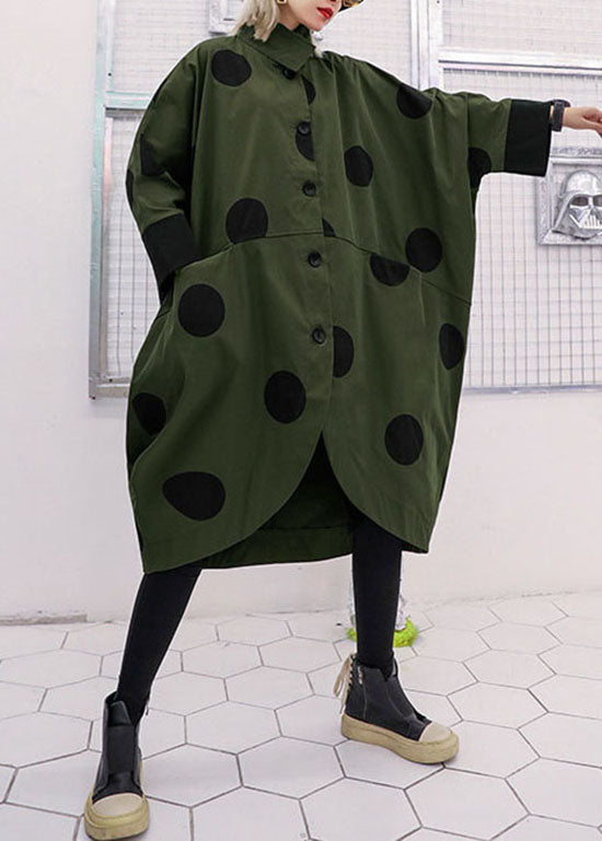 Luvik | Grønn militær trenchcoat med asymmetrisk design og prikket mønster, Peter Pan krage