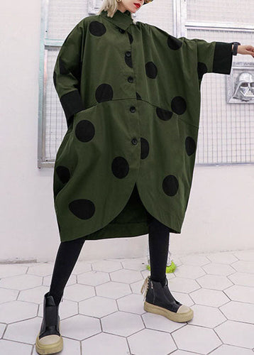 Luvik | Grønn militær trenchcoat med asymmetrisk design og prikket mønster, Peter Pan krage