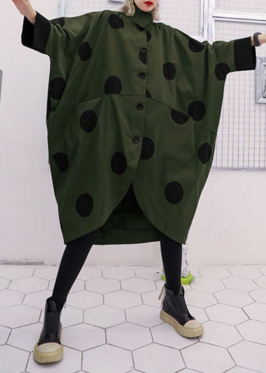 Luvik | Grønn militær trenchcoat med asymmetrisk design og prikket mønster, Peter Pan krage