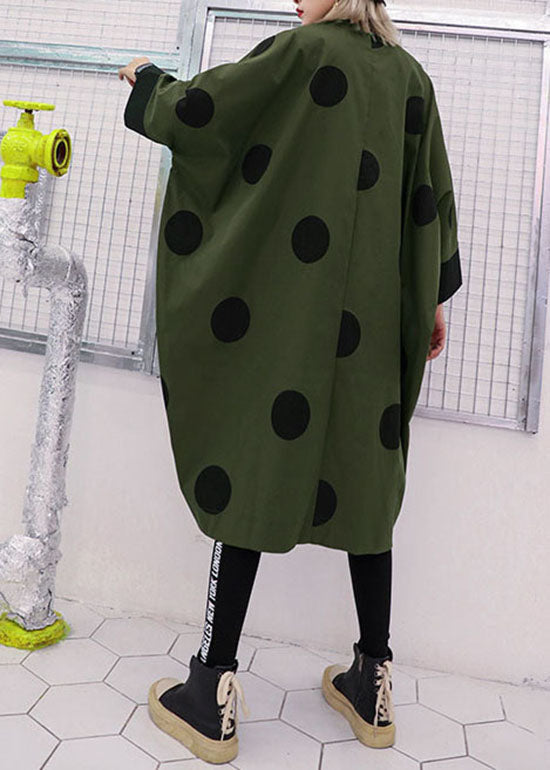 Luvik | Grønn militær trenchcoat med asymmetrisk design og prikket mønster, Peter Pan krage
