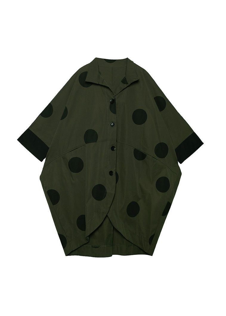 Luvik | Grønn militær trenchcoat med asymmetrisk design og prikket mønster, Peter Pan krage
