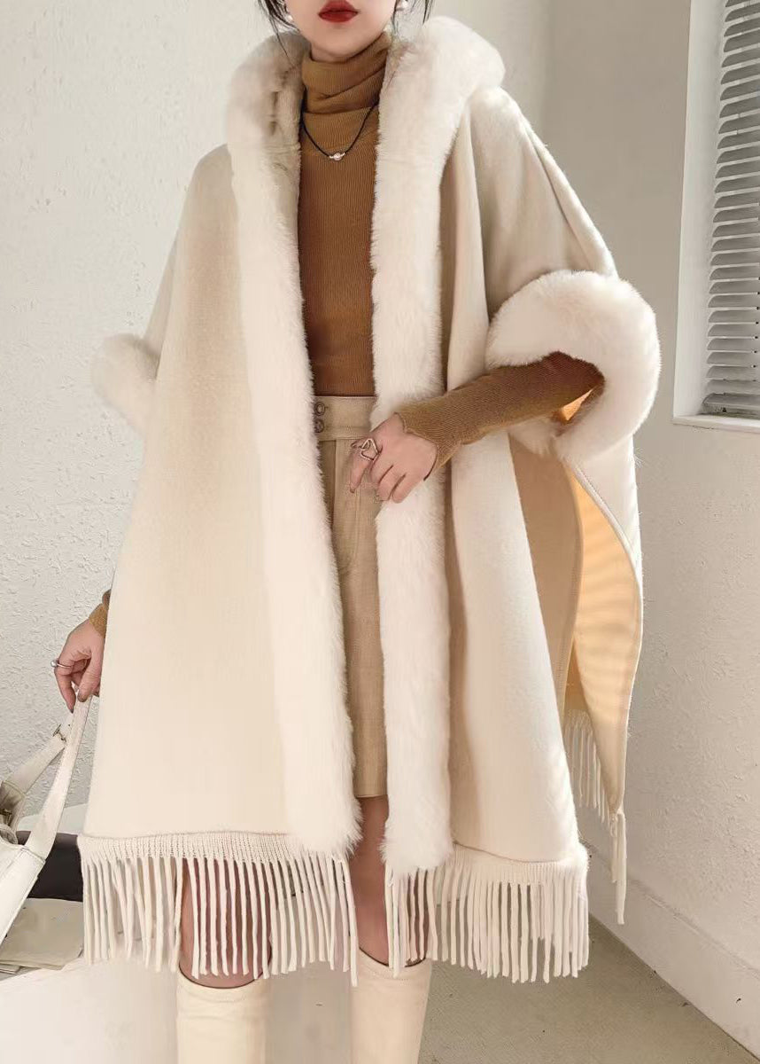 Luvik | Beige huppari viitta lämpimillä fleece-helmoilla talvella