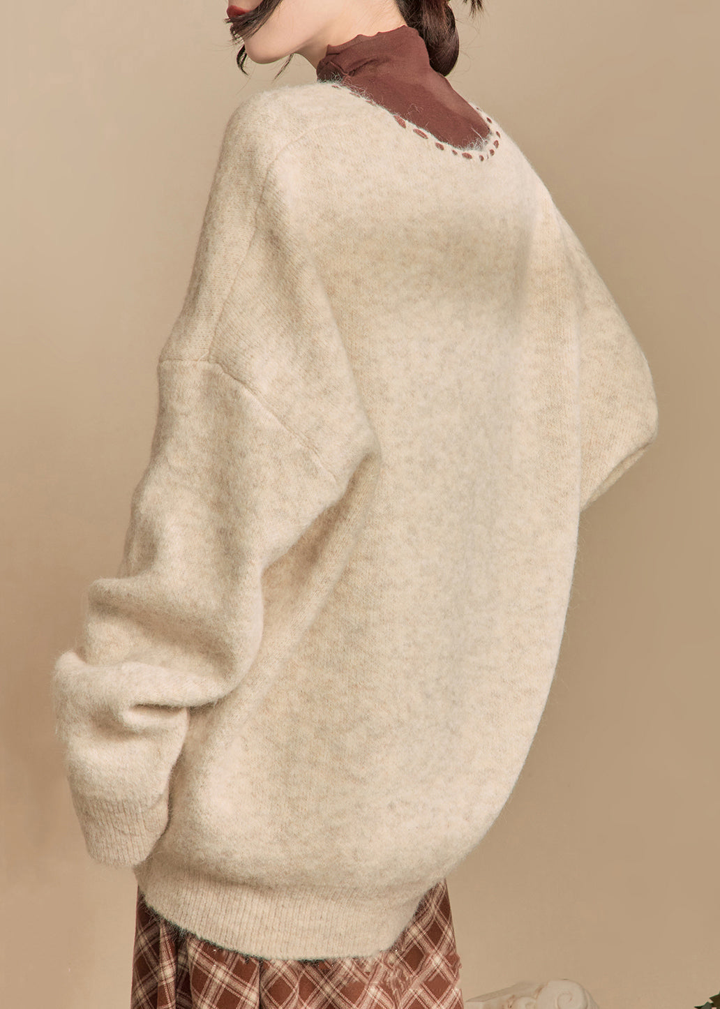 Luvik | Beige V-värinen nappi villakoit talvimanttelit