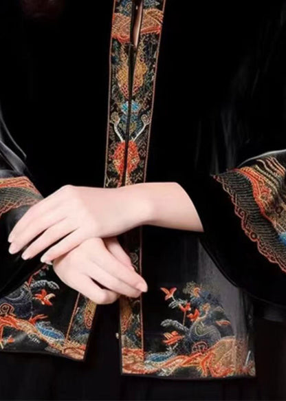 Luvik | Silkkiveluurista valmistetut brodeeratut takit, joissa on korkea musta kaulus ja levenevät hihat