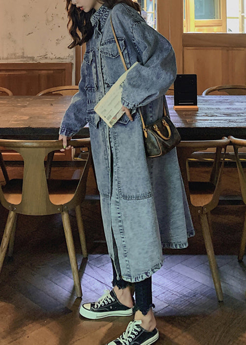 Luvik | Lang denim patchwork trench jakke med blå knappelommer