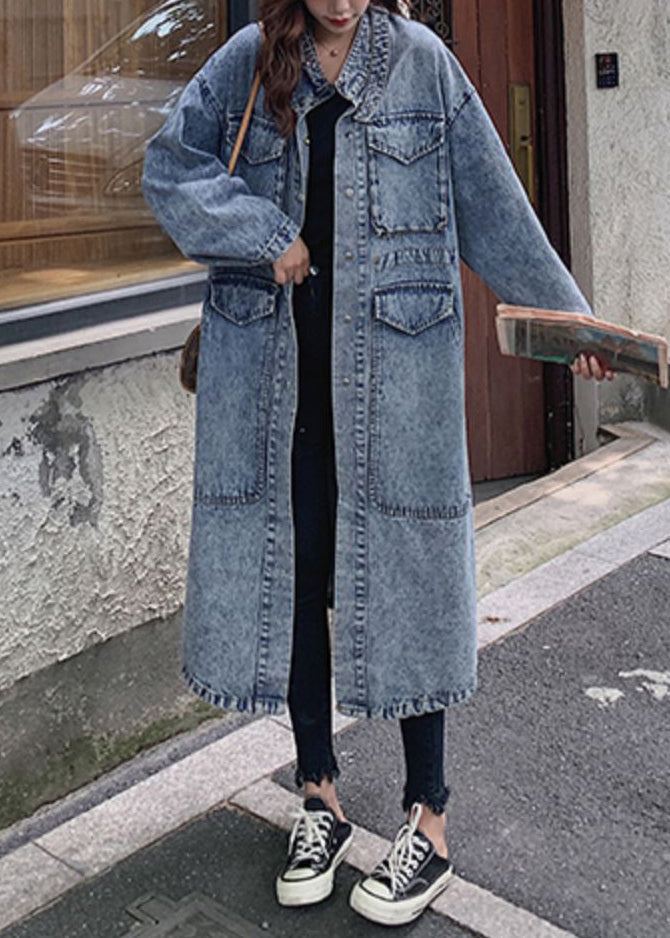 Luvik | Lang denim patchwork trench jakke med blå knappelommer