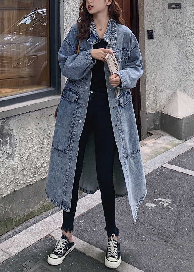 Luvik | Lang denim patchwork trench jakke med blå knappelommer