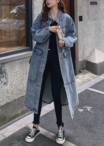 Luvik | Lang denim patchwork trench jakke med blå knappelommer