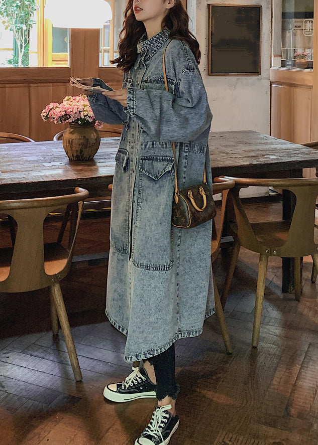 Luvik | Lang denim patchwork trench jakke med blå knappelommer