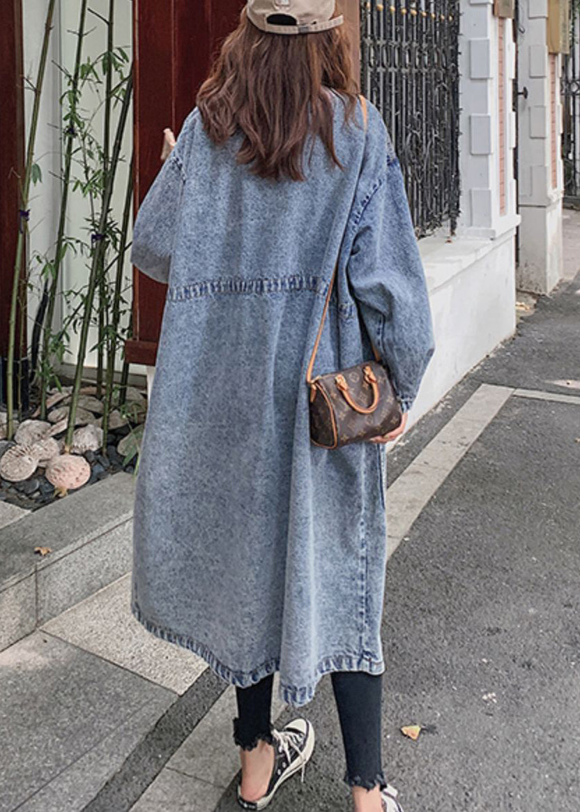 Luvik | Lang denim patchwork trench jakke med blå knappelommer