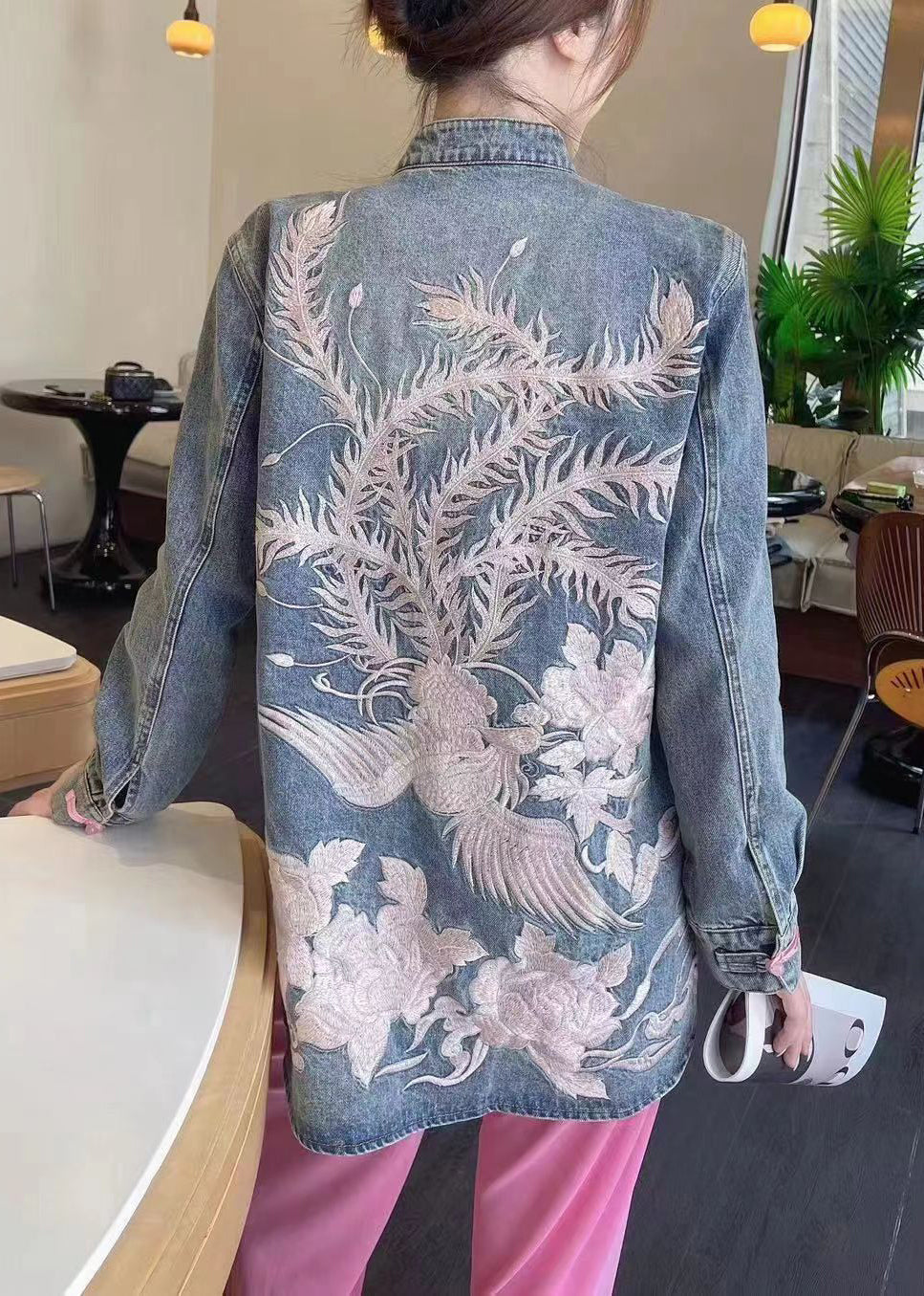 Luvik | Blå brodert denimjakke med knapp og lange ermer
