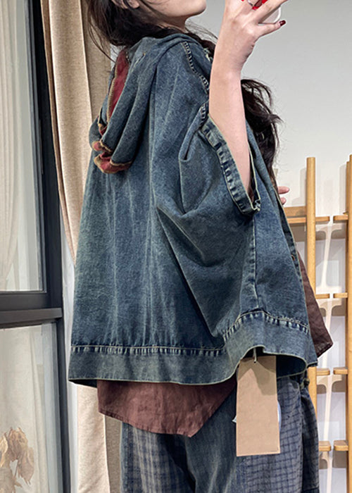 Luvik | Blå denimjakke med knapper og halvlange ermer med hette