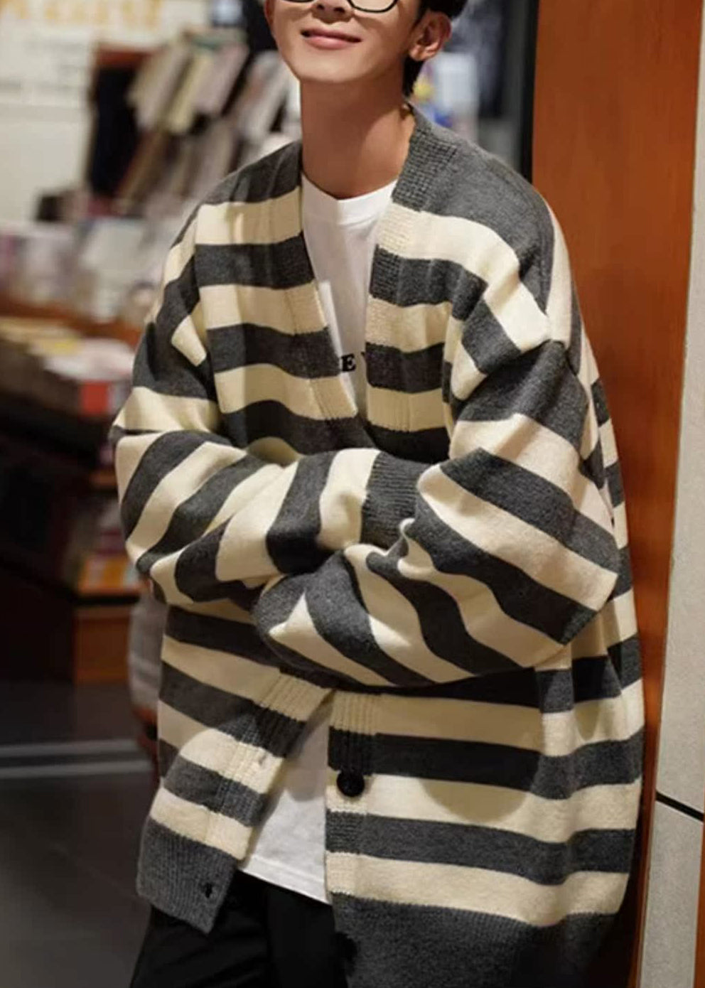 Luvik | Tummanharmaa raidallinen nappikauluksellinen neulepaita miehille