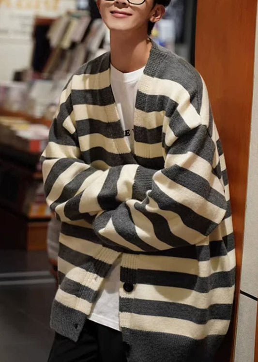 Luvik | Tummanharmaa raidallinen nappikauluksellinen neulepaita miehille