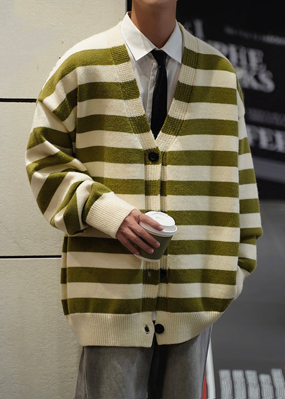 Luvik | Tummanharmaa raidallinen nappikauluksellinen neulepaita miehille