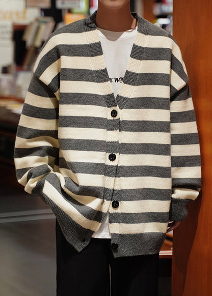 Luvik | Tummanharmaa raidallinen nappikauluksellinen neulepaita miehille