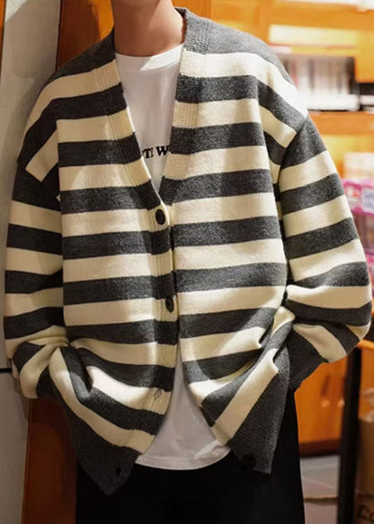 Luvik | Tummanharmaa raidallinen nappikauluksellinen neulepaita miehille