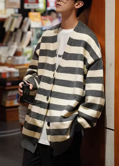 Luvik | Tummanharmaa raidallinen nappikauluksellinen neulepaita miehille