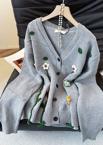 Luvik | Kukallinen neuletakki nappikoristeilla ja harmaaksi värjätyllä V-kaula-aukolla