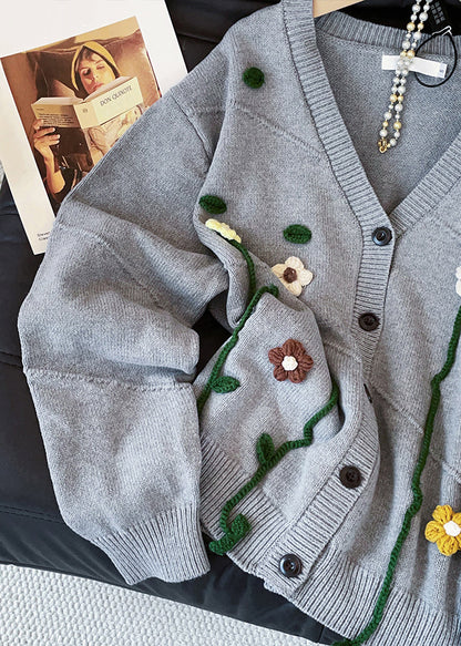 Luvik | Kukallinen neuletakki nappikoristeilla ja harmaaksi värjätyllä V-kaula-aukolla