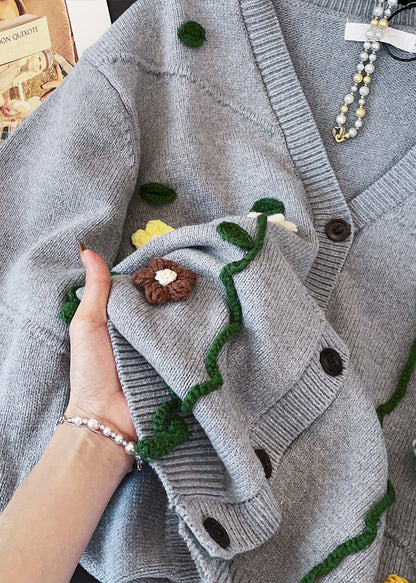 Luvik | Kukallinen neuletakki nappikoristeilla ja harmaaksi värjätyllä V-kaula-aukolla