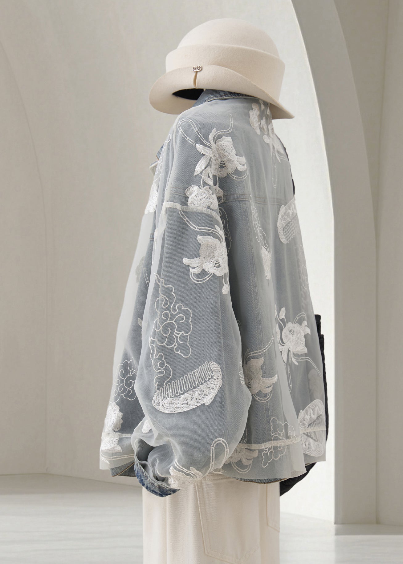 Luvik | Vaaleansininen brodyyri-denim-patchwork-takki