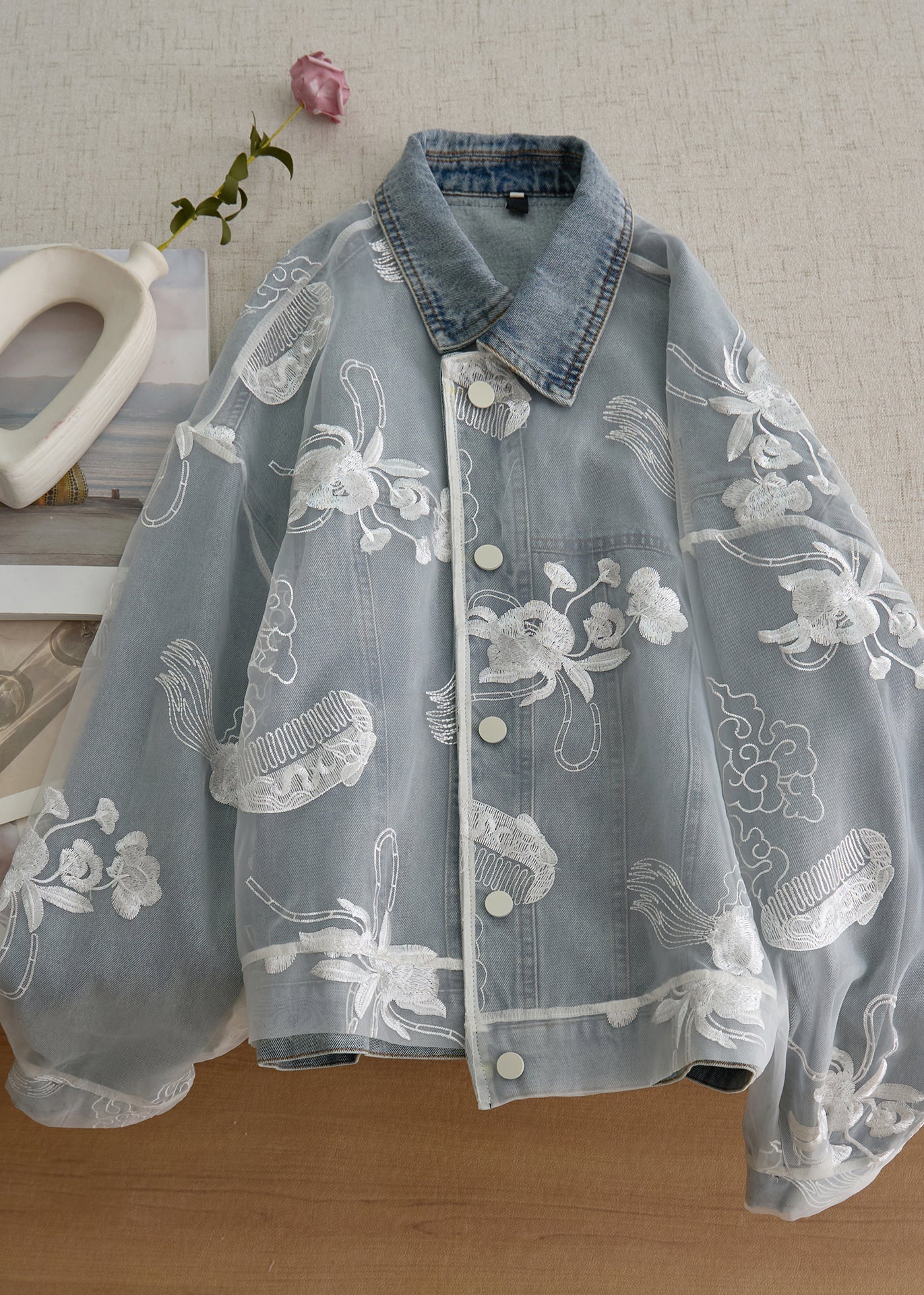 Luvik | Vaaleansininen brodyyri-denim-patchwork-takki