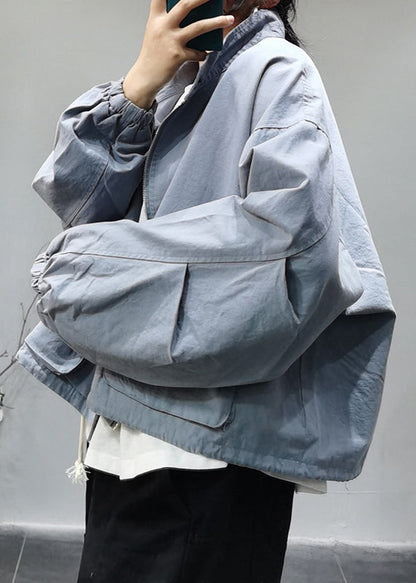 Luvik | Vaaleansininen korkeakauluksinen puuvillatakki, jossa on vetoketju, joustava naru, taskut ja pitkät hihat