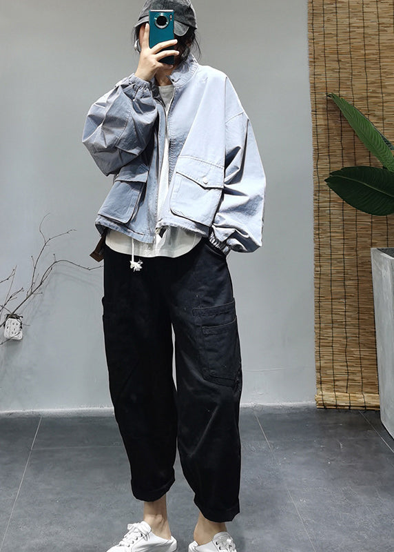 Luvik | Vaaleansininen korkeakauluksinen puuvillatakki, jossa on vetoketju, joustava naru, taskut ja pitkät hihat