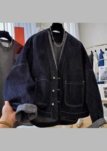 Luvik | Mørkeblå denimjakke med V-hals, knapper og lommer, med flagermusermeterrm