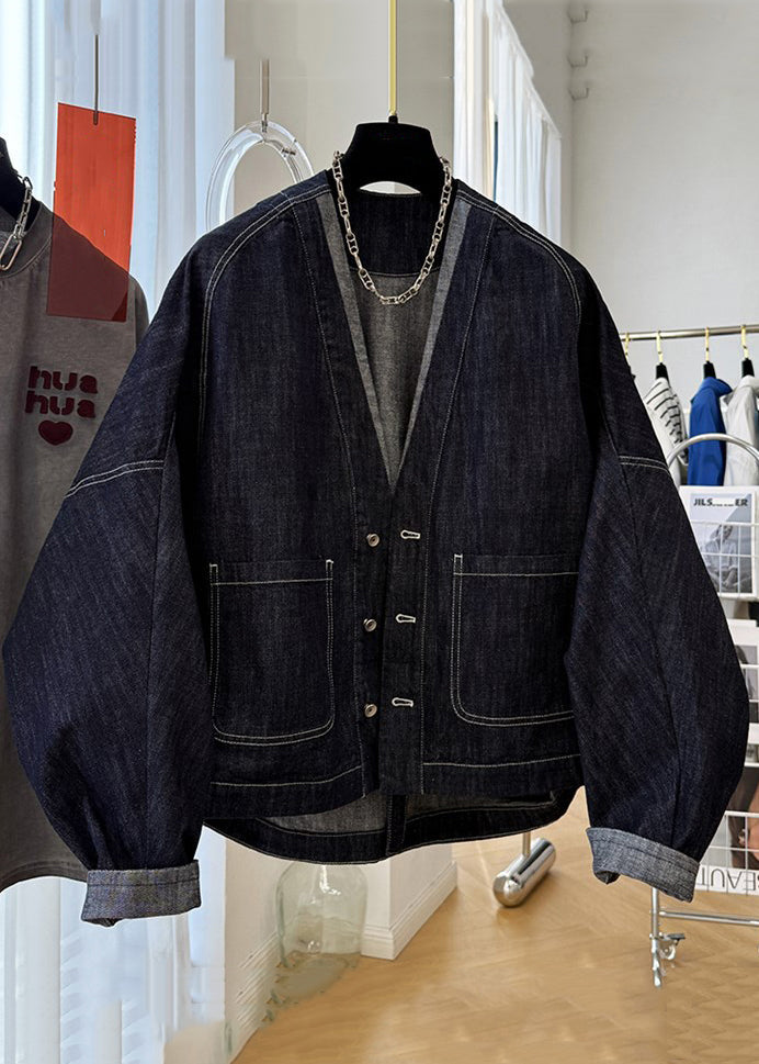 Luvik | Mørkeblå denimjakke med V-hals, knapper og lommer, med flagermusermeterrm