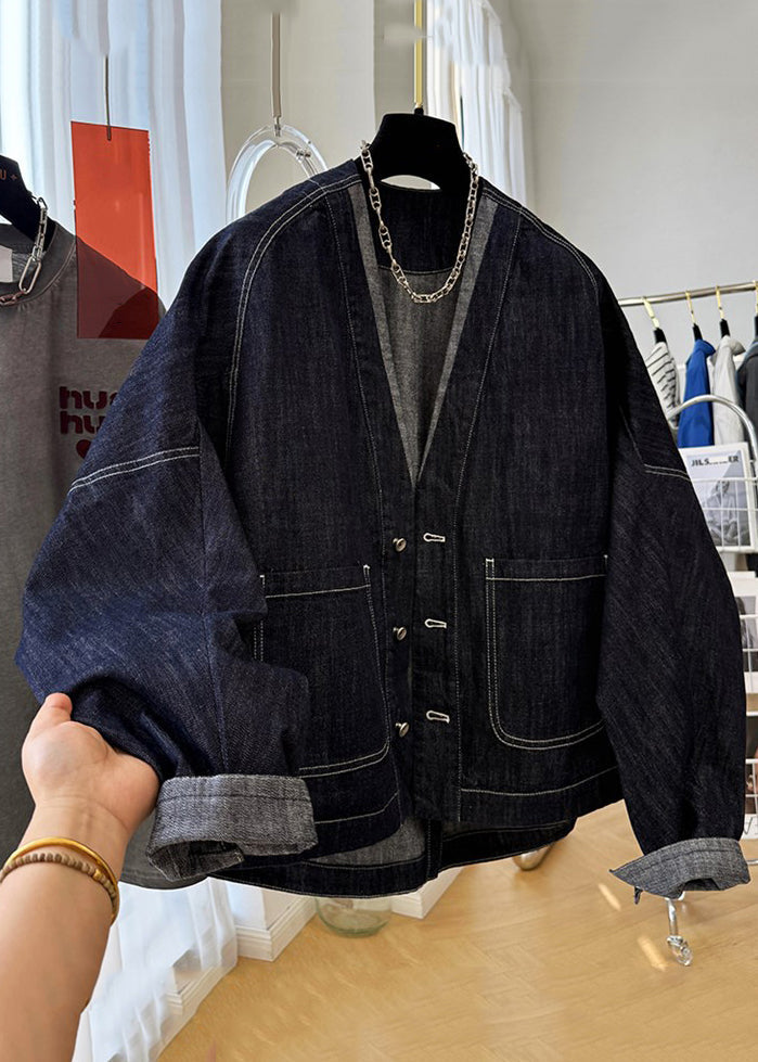 Luvik | Mørkeblå denimjakke med V-hals, knapper og lommer, med flagermusermeterrm