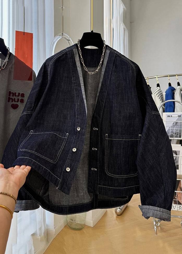 Luvik | Mørkeblå denimjakke med V-hals, knapper og lommer, med flagermusermeterrm