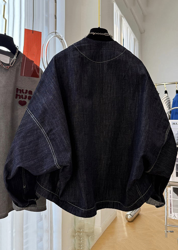 Luvik | Mørkeblå denimjakke med V-hals, knapper og lommer, med flagermusermeterrm