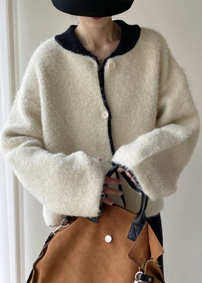 Luvik | Paksut villasta valmistetut pilkkutakkit, joissa on valkoiset napit