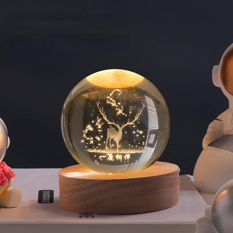 Glitrende krystallkule med LED – Dekorativ 3D-glaskule med galakse-design og tresokkel | Luvikno