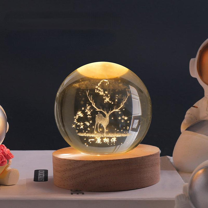 Glitrende krystallkule med LED – Dekorativ 3D-glaskule med galakse-design og tresokkel | Luvikno