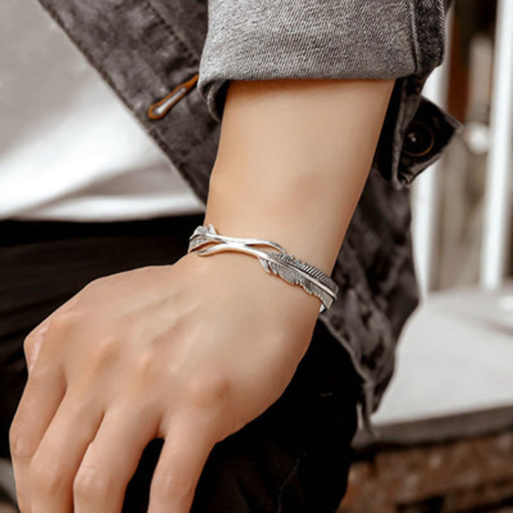 Elegant Justerbar Armbånd med Fengslende Sølv Fjær Luvikno