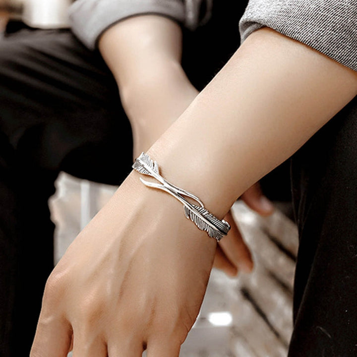 Elegant Justerbar Armbånd med Fengslende Sølv Fjær Luvikno