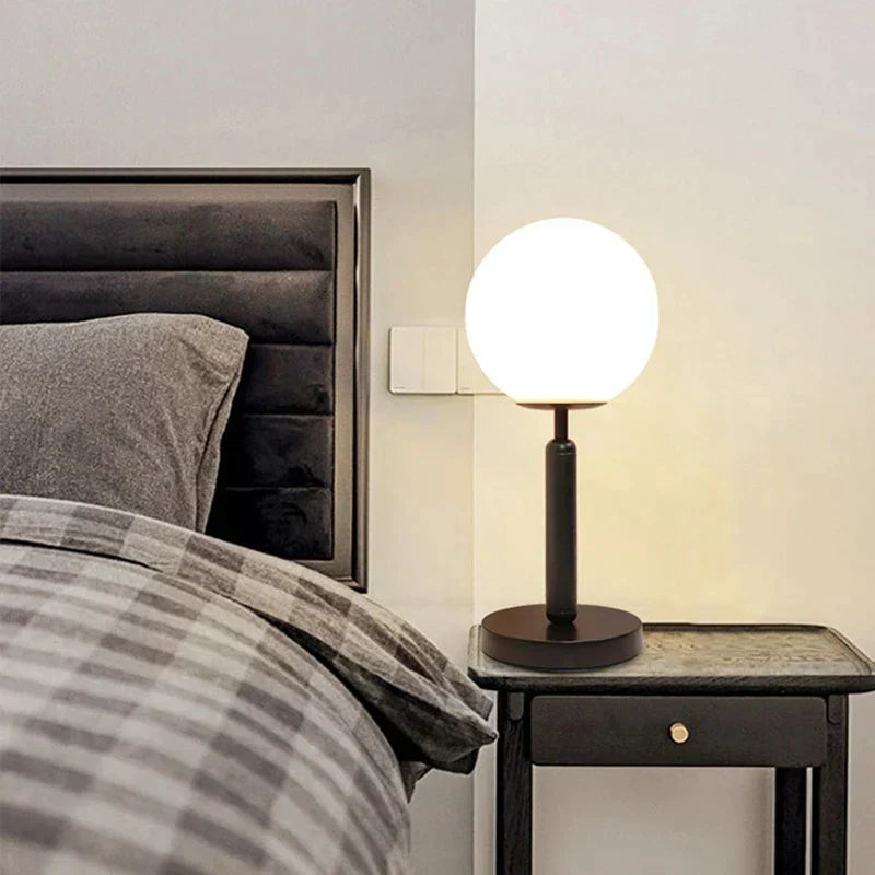 Luvikno | Stilfull messing- og glass LED bordlampe – GlowSphere