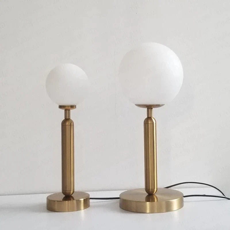 Luvikno | Stilfull messing- og glass LED bordlampe – GlowSphere