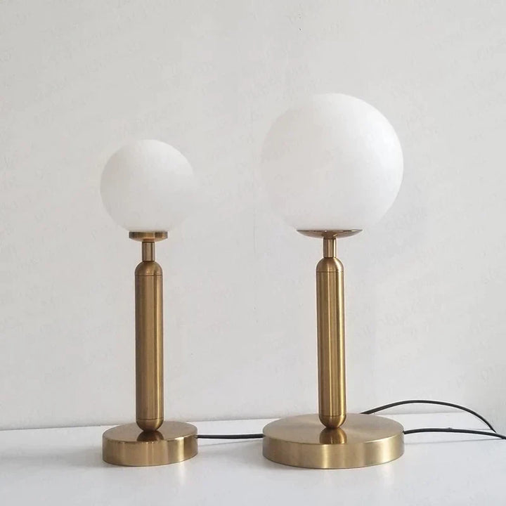 Luvikno | Stilfull messing- og glass LED bordlampe – GlowSphere