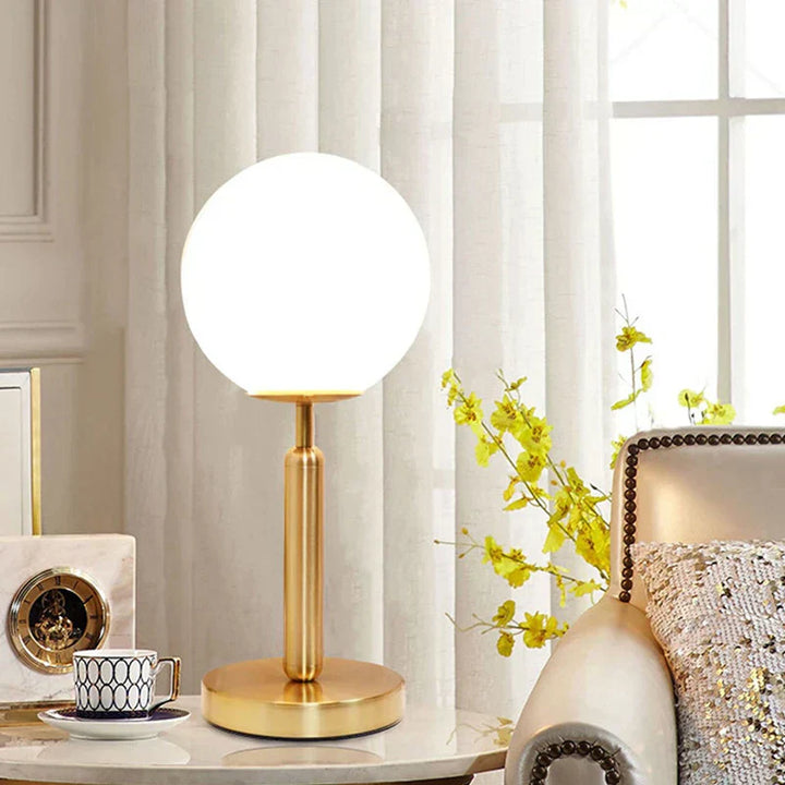 Luvikno | Stilfull messing- og glass LED bordlampe – GlowSphere