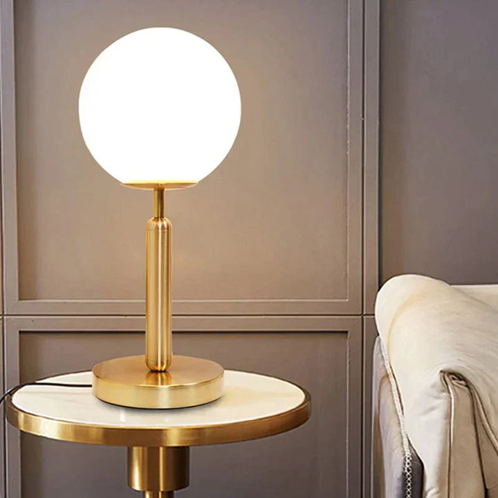 Luvikno | Stilfull messing- og glass LED bordlampe – GlowSphere
