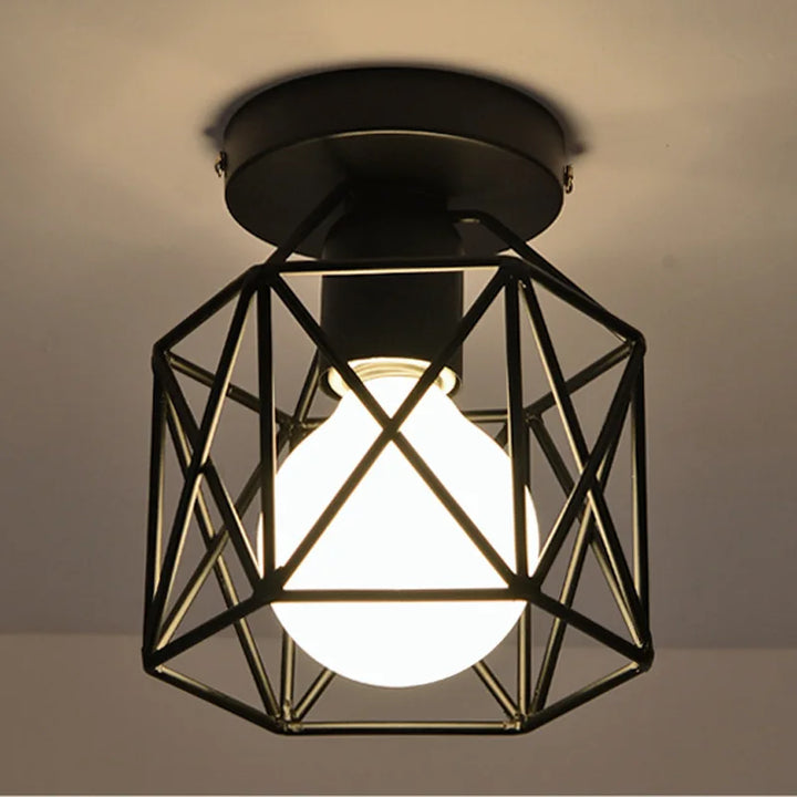 Svart taklampe i industriell stil – smidd metall for stue og gang | Luvikno