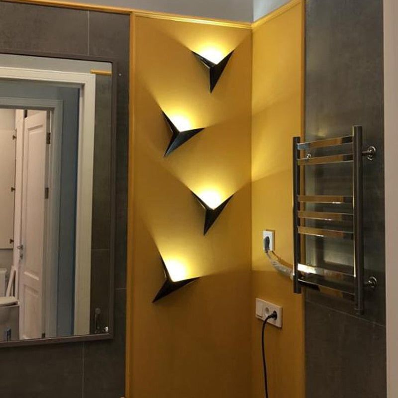 Minimalistisk Triangulær LED Vegglampe | Moderne Design i Svart/Hvit | Perfekt for Stue og Bad | Luvikno