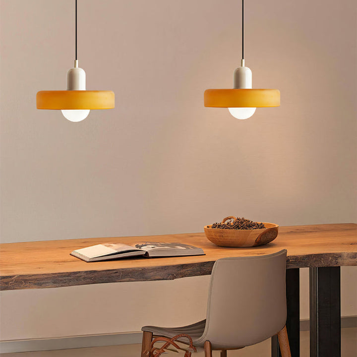 Farget glasspendellampe - BauLume | Luvikno