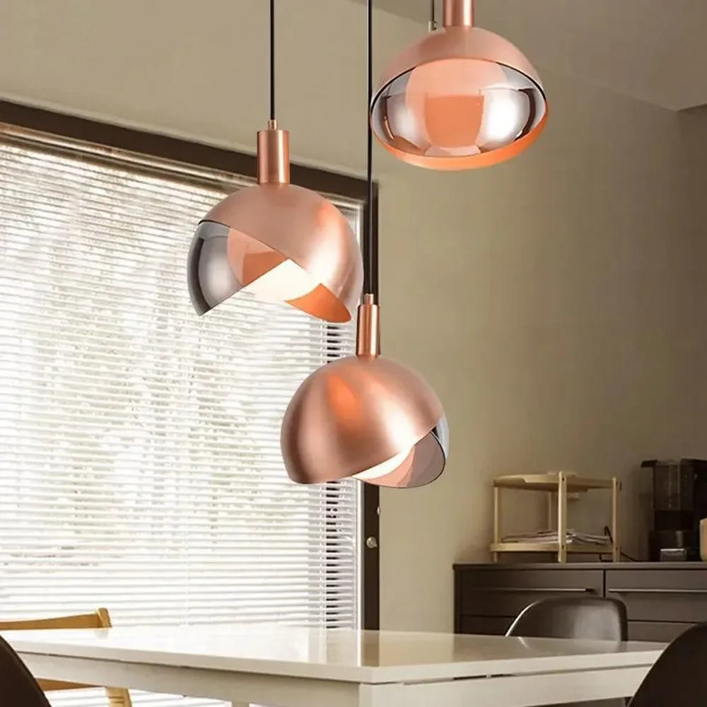 Moderne gyldne pendellamper for spisestue og kjøkken, elegant design med kulelamper | Luvikno
