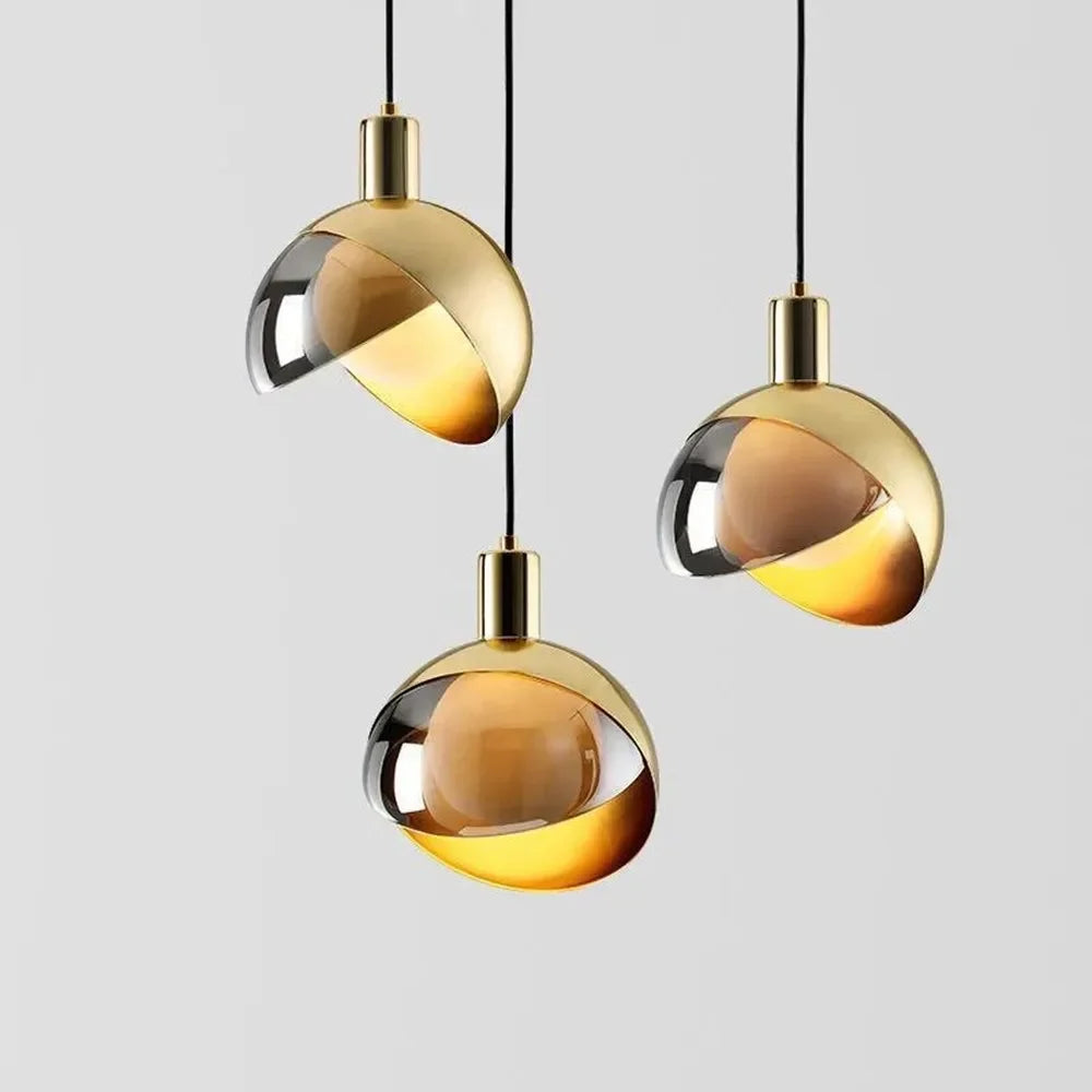Moderne gyldne pendellamper for spisestue og kjøkken, elegant design med kulelamper | Luvikno