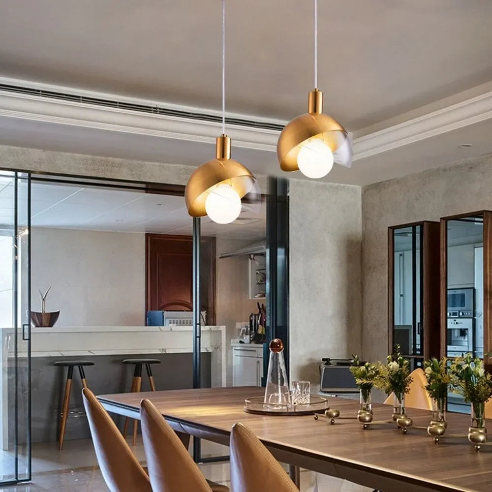 Moderne gyldne pendellamper for spisestue og kjøkken, elegant design med kulelamper | Luvikno